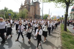 Marşul Învierii la Timişoara. Credincioşii au străbătut centrul oraşului în a doua zi de Paşte