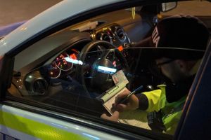 Conducător auto depistat cu permis de conducere suspect de fals şi autoturism fără ITP şi asigurare