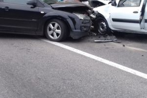 Impact între două maşini în judeţ, după ce o şoferiţă nu a oprit la STOP. Două femei au ajuns la spital