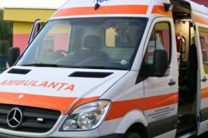 O tânără şoferiţă a dat cu maşina peste o fetiţă (11 ani), în Satu Mare. Minora, preluată de ambulanţă