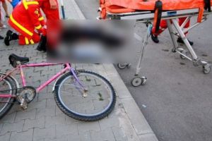 Copil aflat pe bicicletă, lovit de o maşină în judeţul Satu Mare. Cum s-a produs accidentul