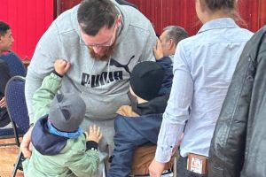 FOTO „Mai aşteaptă-mă puţin”. Lacrimi şi speranţă la vizita de Paşte a copiilor în Penitenciarul Botoşani