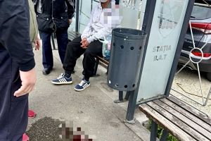 Argeş: Pericol mortal într-o staţie de autobuz! Tânăr grav rănit, la un pas de tragedie