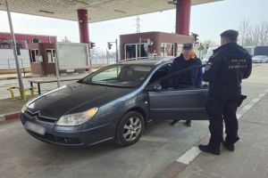 FOTO Tânăr de 26 de ani prins la volan fără permis, de poliţiştii botoşăneni