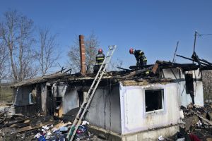 FOTO Necaz de Paşte pentru o familie din judeţul Botoşani. O casă a fost mistuită de flăcări