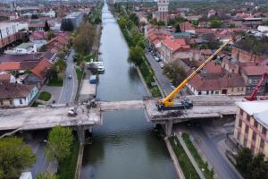 FOTO. Lucrările de la Podul Muncii, reluate după mini-vacanţa de Paşte. Se ridică tablierul