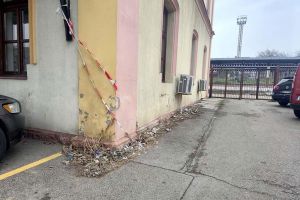 Ne enervează: Mizerii şi bălării lângă Oficiul Poştal de lângă Gara Oradea