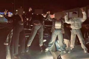 FOTO/VIDEO. Tineri surprinşi dansând pe maşini în parcarea unui supermarket din Satu Mare