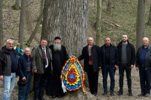 FOTO Credincioşi din Botoşani, prezenţi la o slujbă de comemorare a eroilor neamului, în zona Cernăuţilor. Rugăciune la stejarul lui Ștefan cel Mare