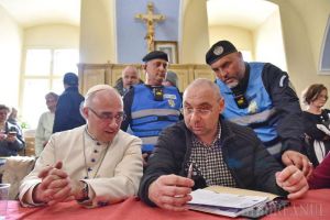 FOTO/VIDEO Evacuare cu scandal, încheiată cu răgaz: Abatele Fejes Rudolf Anzelm are 30 de zile să îşi mute animalele şi bunurile din spaţiile Primăriei Oradea