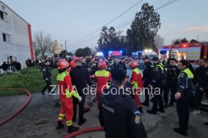 Mobilizare de forte in cartierul Henri Coanda: FOTO. Pompierii din Ialomita intervin in sprijinul colegilor din Constanta pentru stingerea focului  