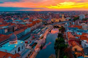 Oradea îşi menţine ratingul Fitch „BBB-” de oraş recomandat investiţiilor, cu calificativ individual peste cel al României