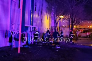 FOTO-VIDEO: Pompierii au intrat din nou, de urgenta, in blocul afectat de incendiul din cartierul Henri Coanda din Constanta! 