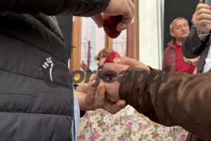 Concurs de ciocnit ouă de gâscă la Baia de Fier! Campionul a recidivat!