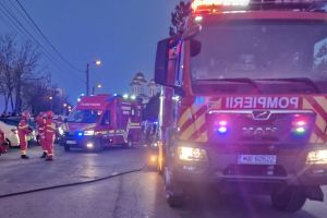 Incendiu puternic pe care a trebuit să îl gestioneze fostul şef al ISU Botoşani. Mai multe persoane au ajuns la spital