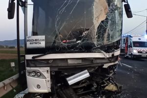 Un mort şi doi răniţi în urma impactului între un autoturism şi un autobuz