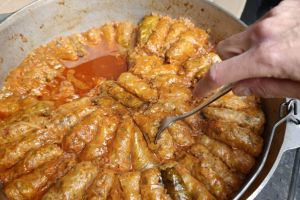 Sarmale şi vin pentru credincioşii care participă la hramul de Sfântul Gheorghe. Câte porţii va ofer Primăria Botoşani