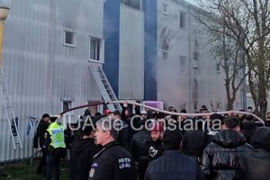 FOTO+VIDEO. Constanta: Haos la incendiul din cartierul Henri Coanda! Localnicii au intrat peste pompieri, interventia a fost ingreunata pana la sosirea mascatilor
