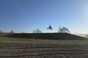 Pasionaţii de motocross, aşteptaţi pe circuitul de la Orheiu Bistriţei
