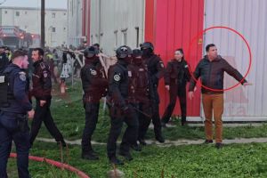 FOTO+VIDEO: Șeful IPJ Constanta, prezent in mijlocul haosului de la incendiul din Henri Coanda! A intervenit alaturi de mascati pentru calmarea multimii