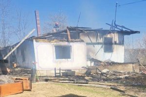 FOTO O familie cu trei copii din Botoşani trece prin clipe grele. A rămas fără casă din cauza unui incendiu