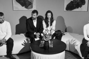 Comedii acide despre prietenie şi familie. „Artă” şi „Zeul Măcelului” urcă pe scena Casei cu Iederă din Timişoara