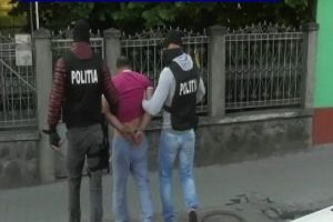 VIDEO: Percheziţii la persoane bănuite de furt din autotrenuri parcate!