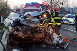 Accident grav în judeţul Bistriţa-Năsăud: O maşină şi un autobuz s-au ciocnit. O persoană a murit, iar alte 2 au ajuns la spital (FOTO&VIDEO)