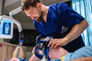 Tehnologie robotizată pentru pacienţii cu deficienţe motorii, la Spitalul de Recuperare Medicală Arcadia