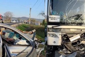 Accident mortal după un impact violent între un autoturism şi un autobuz
