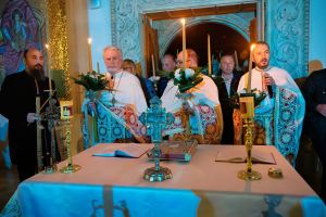 Miracolul Învierii, la Otopeni. Lumina sfântă s-a aprins în inimile a mii de credincioşi, la Biserica Naşterea Maicii Domnului