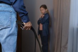 Barbat de 46 de ani, cercetat cu privire la savarsirea infractiunii de viol repetat cu o minora, fiica concubinei lui