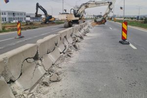 Atenţie, şoferi! Restricţii pe DN 79 Oradea – Arad în zona Aeroportului orădean, se demolează parapetele de pe mijlocul şoselei (FOTO)