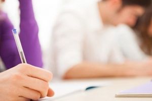 Niciun elev din Braşov nu a luat nota 10 la simularea de Bacalaureat. Prezenţă mai bună decât anul trecut