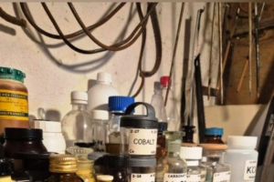 VIDEO Zeci de kilograme de substanţe chimice depozitate în uscătorul blocului! Un tânăr de 25 de ani a fost ridicat de poliţişti!