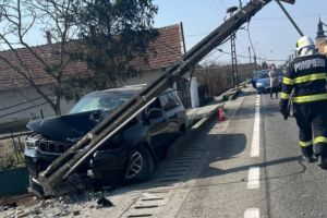 Un şofer beat criţă a făcut ravagii în judeţul Satu Mare: a distrus un podeţ, un gard şi un stâlp de electricitate. Și-a aflat pedeapsa