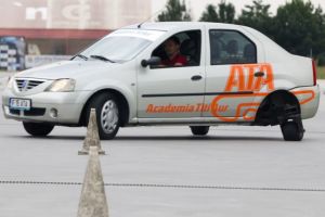 „Viaţa e a ta”. Academia Titi Aur ţine, în weekend, cursuri gratuite de conducere defensivă pentru şoferii din Oradea