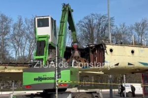 FOTO-VIDEO. Simbolurile de la intrarile in Constanta dispar. A inceput demolarea vaporasului din zona Garii CFR