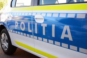 Mamă reţinută de poliţişti după ce şi-a bătut copilul cu un cablu de la calculator