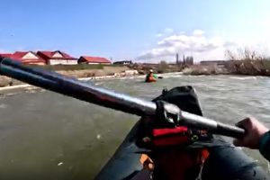 De Paşte, pe apă: un oneştean stabilit la Constanţa a coborât cu caiacul pe Trotuş, între Oneşti şi Adjud