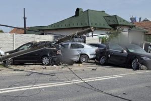 Accident în Olt, pe DN 64: Un şofer a lovit un stâlp şi mai multe maşini parcate/ FOTO