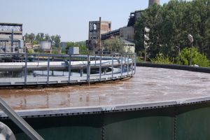 Doi bărbaţi au murit şi alţi trei au ajuns la spital după ce au căzut într-un bazin