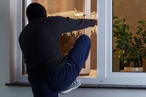 A lucrat la renovarea unui apartament din Satu Mare, apoi a revenit noaptea să fure: a intrat pe geam şi a fugit cu sculele