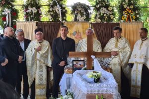 George Simion la căpătâiul lui Dan Artimon. Numeroşi prieteni şi colaboratori l-au condus pe deputatul arădean pe ultimul drum (FOTO)