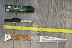 Înarmată la tribunal! Tânără de 21 de ani, depistată de jandarmi cu un cuţit tip baionetă şi spray lacrimogen la Judecătoria Târgovişte