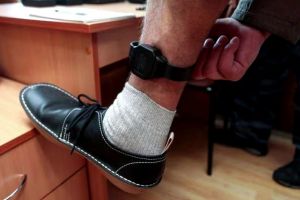 Bărbat monitorizat electronic, după ce şi-a ameninţat cumnata