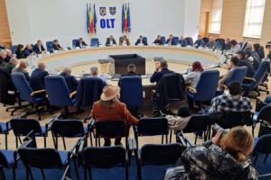 Ședinţă extraordinară la Consiliul Judeţean Olt: reorganizări şi investiţii pe ordinea de zi