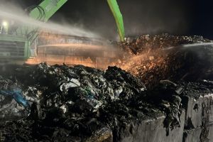 FOTOGALERIE. Platformă de deşeuri reciclabile, în flăcări, la Satu Mare!