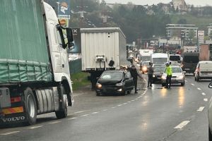 FOTO Accident la ieşirea din Botoşani! Două maşini s-au ciocnit în faţă la Dedeman