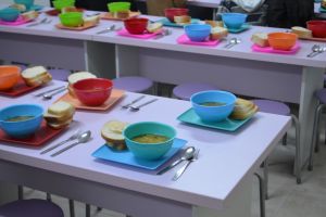 Mâncare caldă pentru elevii dintr-o comună din Botoşani. Licitaţie de peste 700.000 lei organizată de primărie